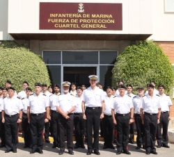 Fotografía de grupo de Su Alteza Real el Príncipe de Asturias con personal del Cuartel General